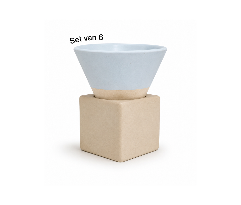 Lichtblauw kegelvormig espressokopje van aardewerk op een vierkant blokje, set van 6
