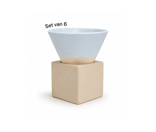 Lichtblauw kegelvormig espressokopje van aardewerk op een vierkant blokje, set van 6